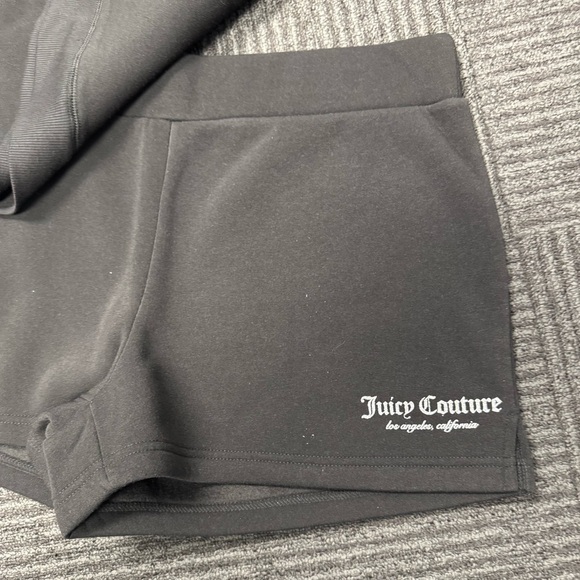 𝐉𝐮𝐢𝐜𝐲 𝐂𝐨𝐮𝐭𝐮𝐫𝐞 🫐 𝐁𝐥𝐚𝐜𝐤 𝐋𝐨𝐠𝐨 𝐒𝐰𝐞𝐚𝐭𝐬𝐡𝐢𝐫𝐭 𝐒𝐡𝐨𝐫𝐭𝐬 2-Piece 𝐒𝐞𝐭 𝐍𝐰𝐭 - Picture 4 of 9